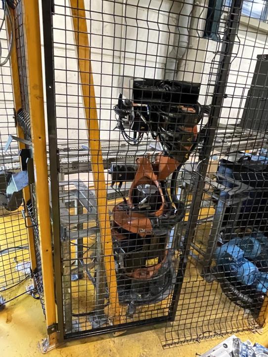 Gepflegte Bearbeitungszentren und Roboter eines Automobilzulieferers-3